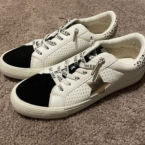 Adorable Vintage Havana sneakers!